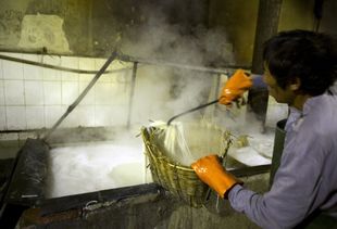 委托加工食品出現(xiàn)質(zhì)量問題，銷售方與生產(chǎn)方責(zé)任如何劃分